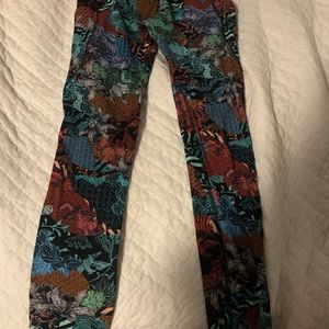 Lululemon 28 inch size 4 leggings.